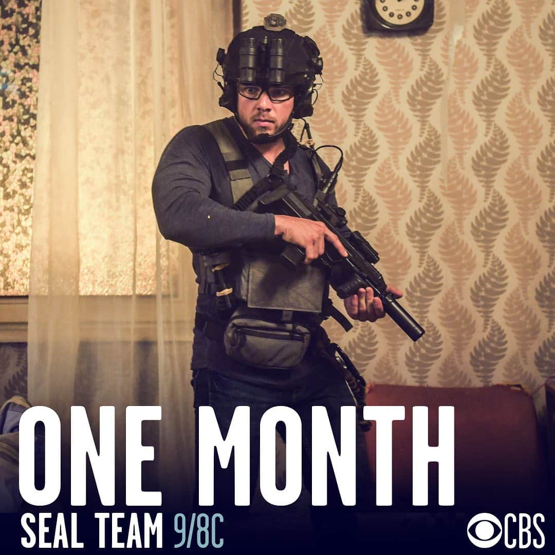 マックス・シエリオットさんのインスタグラム写真 - (マックス・シエリオットInstagram)「Who’s excited!? #sealteam #season3 #bravoteam」9月3日 12時15分 - maxthieriot