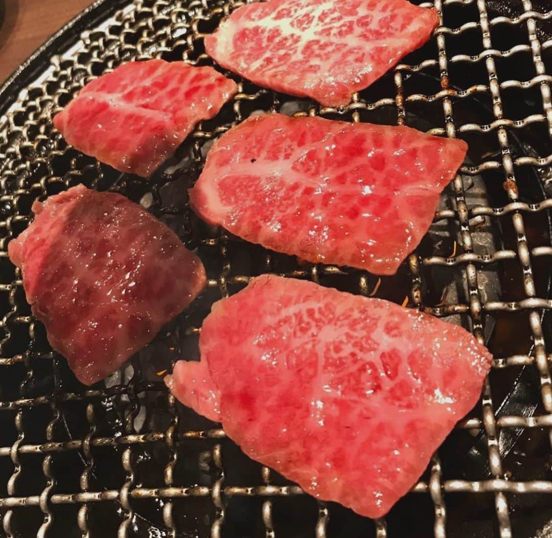 KollaBoさんのインスタグラム写真 - (KollaBoInstagram)「ㅤㅤㅤㅤㅤㅤㅤㅤㅤㅤㅤㅤㅤ ㅤㅤㅤㅤㅤㅤㅤㅤㅤㅤㅤㅤㅤ 【肉汁溢れる絶品お肉】 ㅤㅤㅤㅤㅤㅤㅤㅤㅤㅤㅤㅤㅤ KollaBoのお肉は焼いた瞬間 お肉の油がじゅわ〜っと溢れて お口の中にお肉の風味が広がります♪ ㅤㅤㅤㅤㅤㅤㅤㅤㅤㅤㅤㅤㅤ KollaBoオススメのツケダレと 召し上がっていただくと更に美味しい✨ ㅤㅤㅤㅤㅤㅤㅤㅤㅤㅤㅤㅤㅤ 自慢のA4/5ランクのお肉を 是非召し上がってみてください💕😊 ㅤㅤㅤㅤㅤㅤㅤㅤㅤㅤㅤㅤㅤ -----------＊----------＊----------＊--------- ㅤㅤㅤㅤㅤㅤㅤㅤㅤㅤㅤㅤㅤ kollaboで"LINE@"開始!!!✨ 登録するだけで、"お得なクーポン"や "料理のサービス"がもらえちゃいます♪ 【@kollabo】 をLINEアプリでID検索して追加してくださいね😊✨ ㅤㅤㅤㅤㅤㅤㅤㅤㅤㅤㅤㅤㅤ ＊-----------＊----------＊---------＊--------- ㅤㅤㅤㅤㅤㅤㅤㅤㅤㅤㅤㅤㅤ #kollabo #韓国料理 #韓国 #韓国グルメ #焼肉 #肉肉肉 #肉好きな人と繋がりたい #肉好き  #肉食 #肉テロ #女子会 #飲み会 #二次会 #同窓会 #懇親会 #a5ランク #a4ランク #絶品 #厳選された素材 #自慢の一品 #韓国コラボ」9月3日 12時16分 - kollabo5647