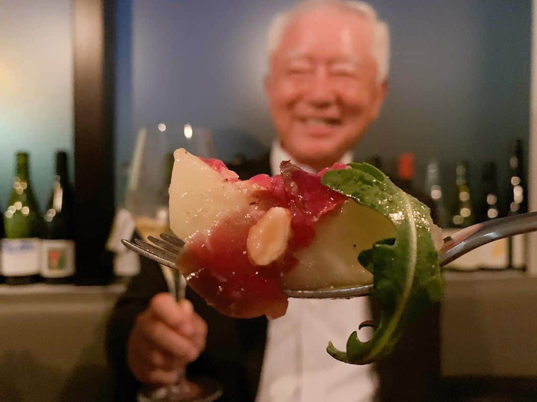 桃さんのインスタグラム写真 - (桃Instagram)「昨日の夜は両親と素敵なお店でナチュラルワイン会🥰白金にあるbaroってお店で、お料理をおまかせでお願いしたら、季節の食材を使ったお料理がたくさん🤤✨ 2枚目の、桃と茗荷のブッラータチーズ、美味しかったー！ 3.4枚目はニューメロンと牛の生ハム！新しい形の生ハムメロン👏🏻5枚目のシマアジとグレープフルーツも最高だった🥺お料理載せきれなかったけどぜーんぶ美味しかった！カウンターがあるのもデートに良いし、深夜3時までやってるのもすごいー！しかし両親の仲良しなこと☺️ #家族 #仲良し家族 #酒豪家族 #白金グルメ #ビストロ #vinnature #隠れ家レストラン #baroshirokane」9月3日 12時28分 - momo.official