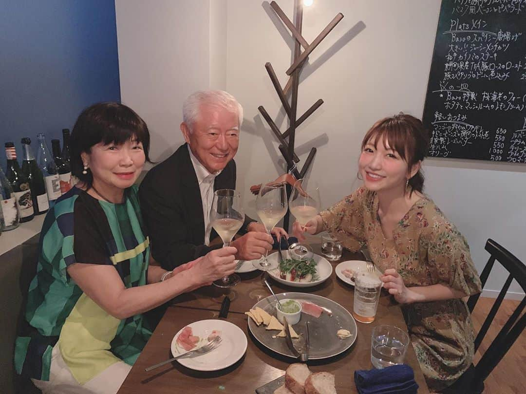 桃さんのインスタグラム写真 - (桃Instagram)「昨日の夜は両親と素敵なお店でナチュラルワイン会🥰白金にあるbaroってお店で、お料理をおまかせでお願いしたら、季節の食材を使ったお料理がたくさん🤤✨ 2枚目の、桃と茗荷のブッラータチーズ、美味しかったー！ 3.4枚目はニューメロンと牛の生ハム！新しい形の生ハムメロン👏🏻5枚目のシマアジとグレープフルーツも最高だった🥺お料理載せきれなかったけどぜーんぶ美味しかった！カウンターがあるのもデートに良いし、深夜3時までやってるのもすごいー！しかし両親の仲良しなこと☺️ #家族 #仲良し家族 #酒豪家族 #白金グルメ #ビストロ #vinnature #隠れ家レストラン #baroshirokane」9月3日 12時28分 - momo.official