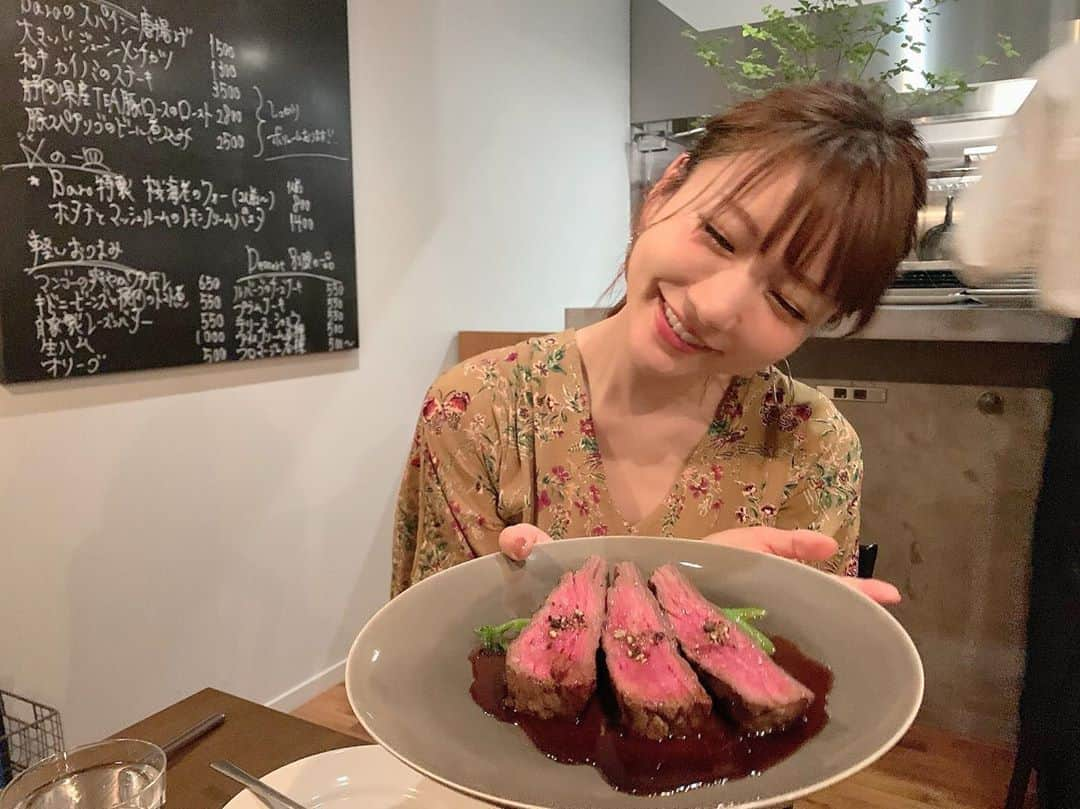 桃さんのインスタグラム写真 - (桃Instagram)「昨日の夜は両親と素敵なお店でナチュラルワイン会🥰白金にあるbaroってお店で、お料理をおまかせでお願いしたら、季節の食材を使ったお料理がたくさん🤤✨ 2枚目の、桃と茗荷のブッラータチーズ、美味しかったー！ 3.4枚目はニューメロンと牛の生ハム！新しい形の生ハムメロン👏🏻5枚目のシマアジとグレープフルーツも最高だった🥺お料理載せきれなかったけどぜーんぶ美味しかった！カウンターがあるのもデートに良いし、深夜3時までやってるのもすごいー！しかし両親の仲良しなこと☺️ #家族 #仲良し家族 #酒豪家族 #白金グルメ #ビストロ #vinnature #隠れ家レストラン #baroshirokane」9月3日 12時28分 - momo.official