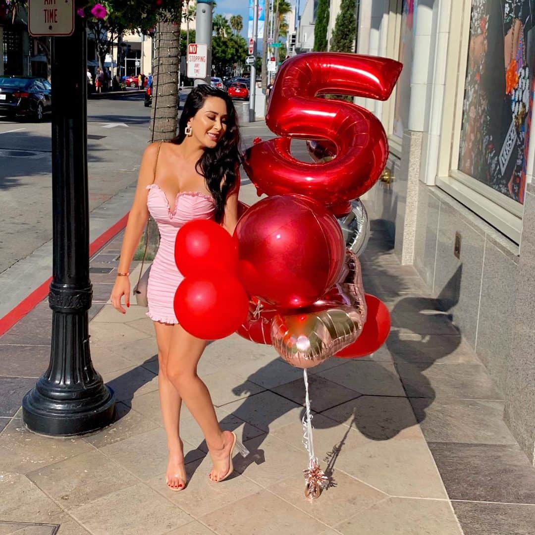 laurag_143のインスタグラム：「5 more days left of my Scavenger Hunt! Today was another fun day...Lunch at one of my favorite spots, a shopping spree on Rodeo, and now dinner with close friends ❤️ How did I get so lucky?! 😻」