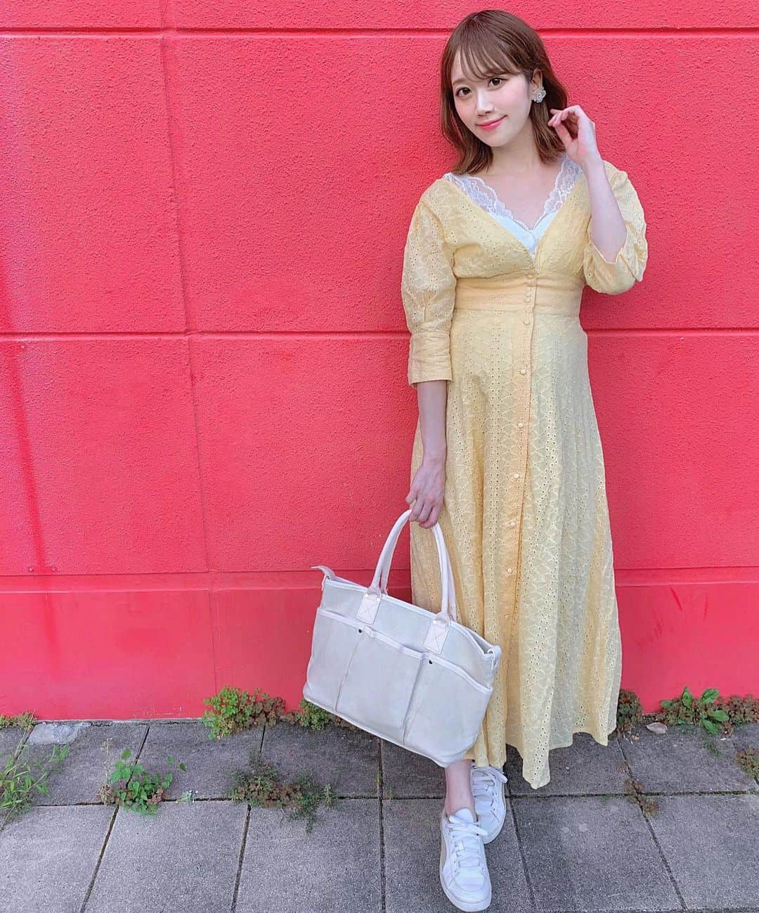 佐藤瀬奈さんのインスタグラム写真 - (佐藤瀬奈Instagram)「コットンレースが可愛い @luminescence.officialshop のワンピース👗 こういうウエストマークデザインのワンピはスタイルアップして見えるから好き🥺💕 中に着てるレースインナーは @discoat_official 🥰⠀ ⠀ @7things.official のバッグは外ポケットと内ポケットがたくさんついてて、容量も大きいからとにかく便利！✨ (反対側にも同じ数の外ポケットがついてる😆) 最近急に産気づいたりした時のために色々と持ち歩いてて大荷物だから、このバッグは重宝してる❤️⠀ ⠀ 9月になって、お店は一気に秋モードだね🍁 まだまだ暑いから気分が追いつかない…🙊笑 ・ ・ ・ #コーデ#せぷコーデ#マタニティコーデ #luminescence#7things#puma#pumashoes#japanesefashion#臨月#正産期#妊娠39週」9月3日 12時33分 - senapuu