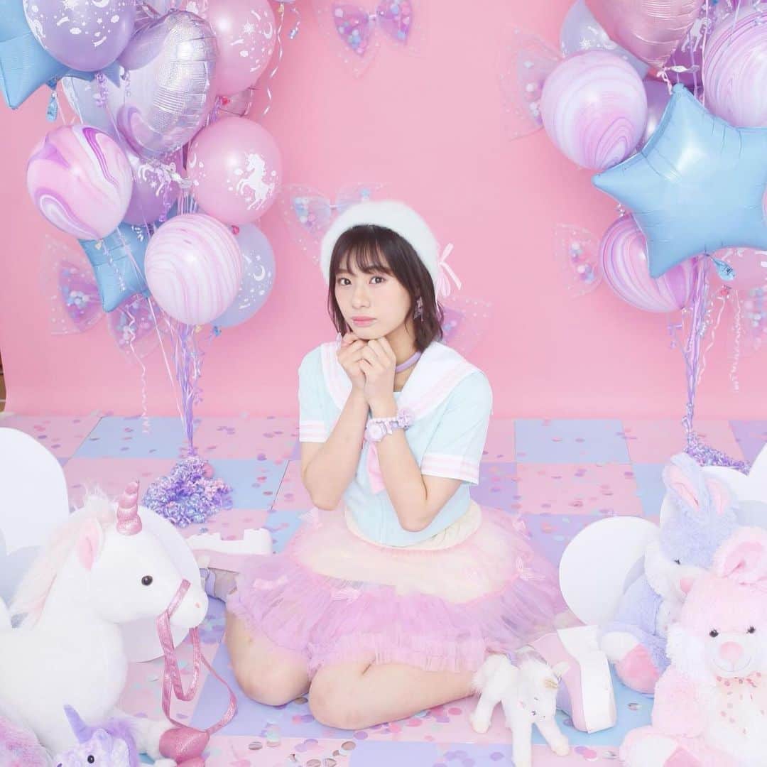 深川舞子のインスタグラム：「生写真オフショットです！  #キュアリボン🎀 #こんな自分に耐えきれなくなってるの見え見え」