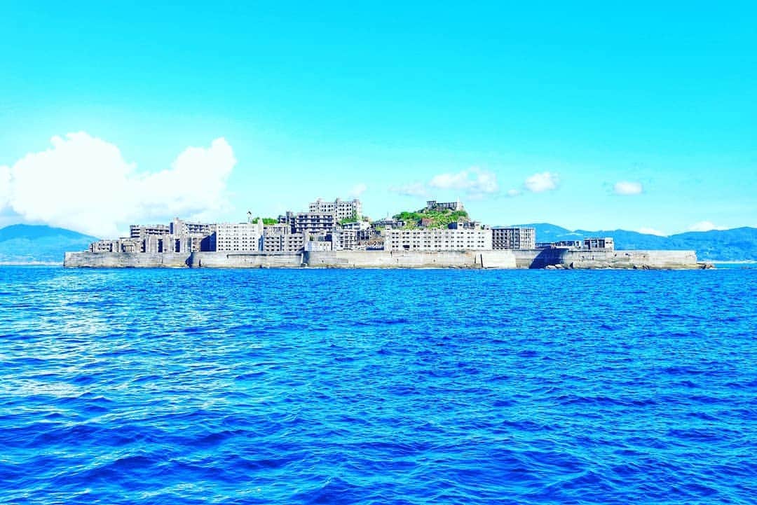 旅行比較サイト・トラベルコ 理想の旅を、いちばん安く。のインスタグラム：「【上陸解禁】台風被害や環境調査により、7月末から8月にかけて上陸が一時停止されていた #軍艦島 。8月10日より再開され、人出が戻ってきているようです。  その昔、良質な石炭を採掘し日本の重工業分野の近代化を支えてきた軍艦島。高層鉄筋アパートが建ち並び、小中学校に映画館、パチンコホールなどの娯楽施設まで揃うほどの最盛期がかつてこの島にもあったとは、にわかには信じがたい外観です。  訪れるには各船会社が運航しているツアー予約が必須ですが、天候等により上陸できない場合があるそう。また建物が崩壊する危険があるため、島内の廃墟には立ち入り禁止です。そんな儚さもまた、軍艦島の魅力なのかもしれません。 *﻿ *﻿ *﻿ あなたが訪れた旅先での写真に《 @travelko_chan 》《 #トラベルコ 》《 #travelko 》とタグ付けして投稿してみてください！こちらのアカウントで紹介させていただくかもしれません♪﻿ *﻿ *﻿ *﻿ #軍艦島クルーズ #長崎 #端島 #世界遺産 #japan #travel #trip #sightseeing #worldheritage #旅行 #国内旅行 #女子旅 #フォトジェニック #旅行好きな人と繋がりたい #写真好きな人と繋がりたい #カメラ女子 #カメラ男子 #photooftheday #instatravel #travelgram  #instagood #travelko #トラベルコ #トラベルコちゃん」