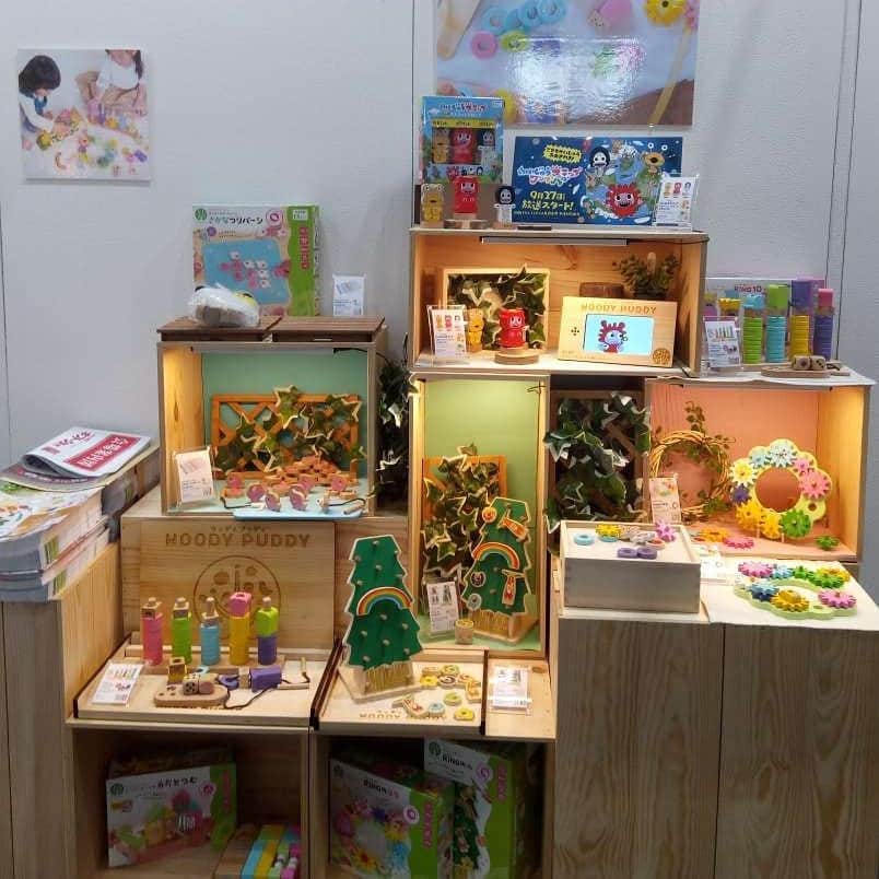 woodypuddyさんのインスタグラム写真 - (woodypuddyInstagram)「本日9月3日(火)から6日(金)まで東京ビッグサイトにて開催される「東京ギフトショー」に ウッディプッディも出展しております！ 新商品を中心に木製玩具をご紹介させていただきます♪  #woodypuddy #ウッディプッディ #木育 #木 #木と遊ぶ #木のおもちゃ #神戸  #知育玩具 #知育 #知育トイ#ギフトショー #ギフトショー2019 #東京ギフトショー #おままごと」9月3日 12時44分 - woodypuddy.japan