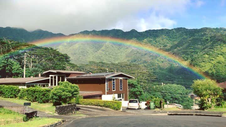 荒川れん子のインスタグラム：「Rainbow always makes me happy🌈 帰り道、目の前に大きな虹。小雨がキラキラしてた。良い日になりました😊 . . #hawaii #manoa #rainbow #luckywelivehawaii #happy #hawaiistagram #instahawaii #trip #lifeisajourney #rain #tbt #sky #hawaiilife #lifeisbeautiful #ハワイ #虹 #ハワイ暮らし #ハワイ生活 #ハワイ旅行 #旅 #日々の暮らし #レインボー #空 #カコソラ #癒し #一息 #ほっこり #帰国前に #バタバタしてた日」