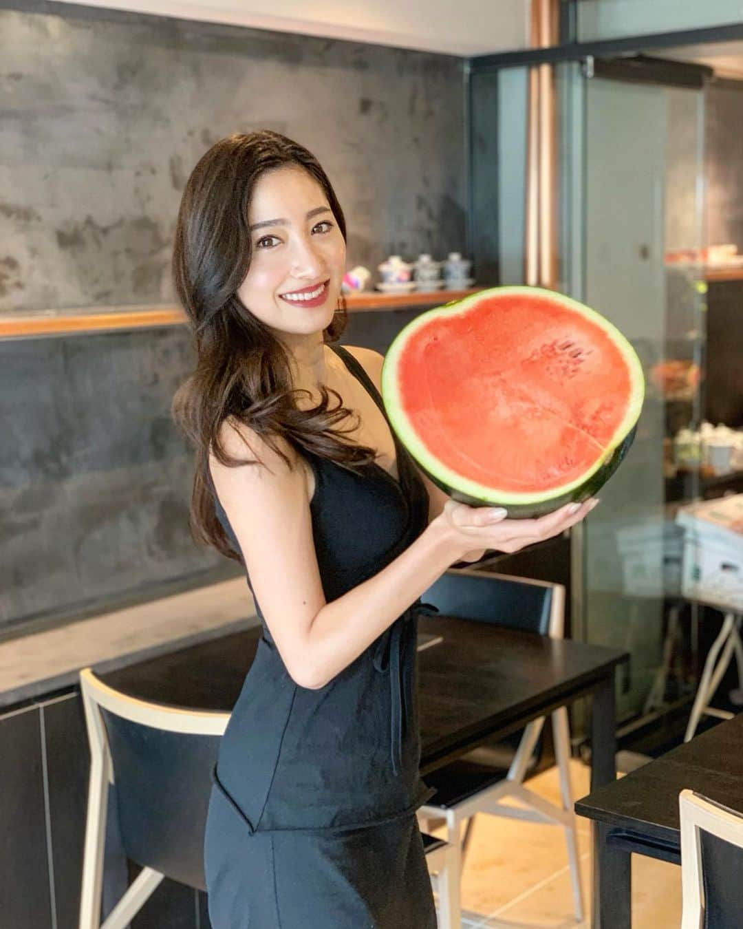 雨宮みずきさんのインスタグラム写真 - (雨宮みずきInstagram)「． 夏の思い出🍉 たくましい二の腕と たくましいスイカちゃん ． 伝助すいかが スイカティーに変身👭🍹 @takashiitoh さんに作ってもらったよ😋 3人ともよく食べるよく飲む❤️ @recal.jp 👱🏼‍♀️ @tokuayu819 👱🏻‍♀️ 大好きな2人と❤️ ． ． #夏の思い出 #2019夏 #fruitsintea #紅茶専門店 #フルーツティー #スイカジュース #紅茶フルーツ #デトックス #スイカ #でんすけすいか #でんすけスイカ #表参道カフェ #サロンドテラヴォンド #東京カフェ」9月3日 12時45分 - ammymzk0926