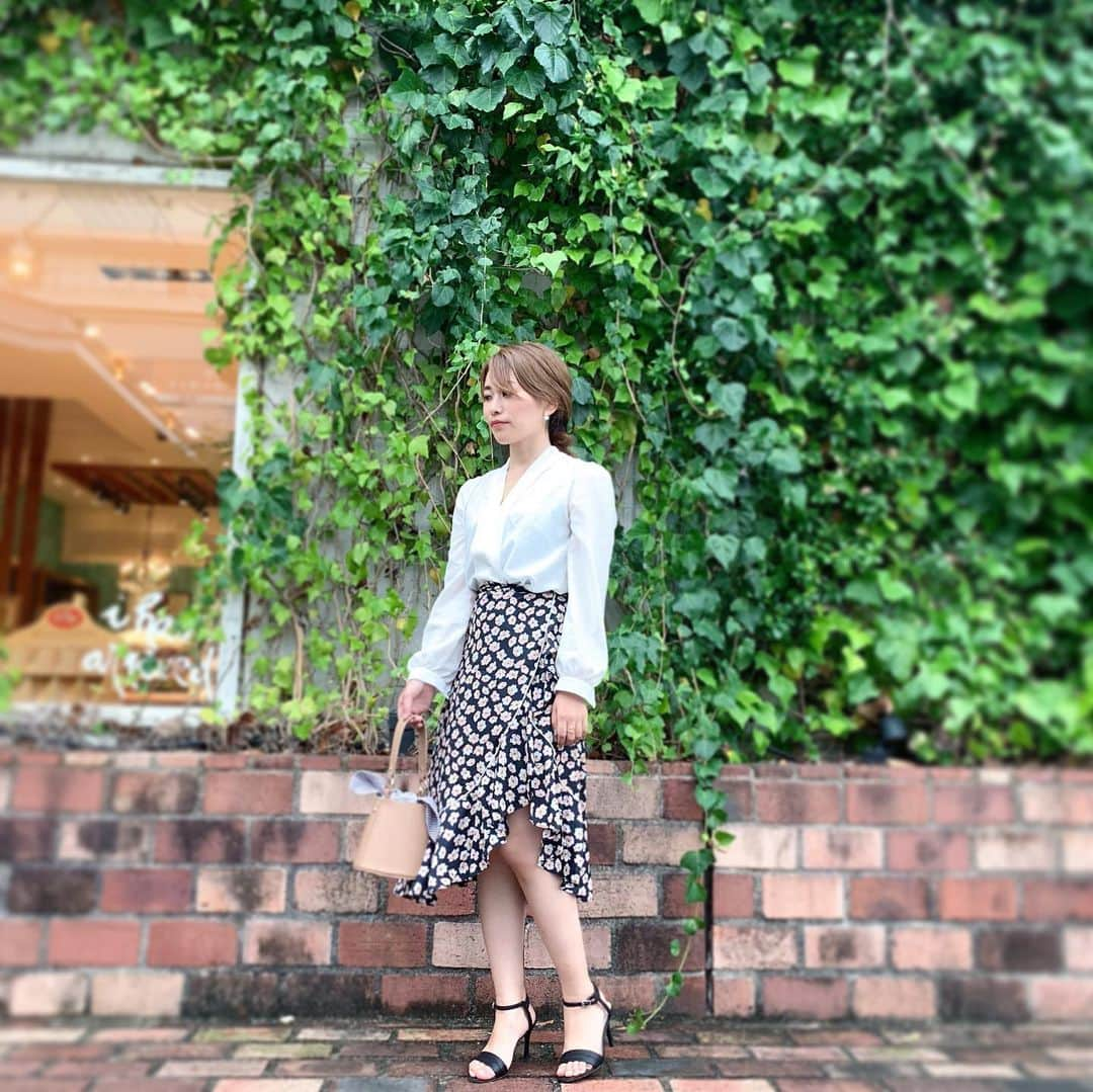 清川芽生さんのインスタグラム写真 - (清川芽生Instagram)「new heair & code💇‍♀👗💕﻿ ﻿ ﻿ ❤︎skirt: @_ruruofficial_﻿ ❤︎hear: @kondo_movie﻿ ❤︎accessory: @beller_store﻿ ﻿ ﻿ スカートはアシンメトリーで片側が少し開いているので、縦ラインが強調されて低身長な私でもスタイルカバーしてくれて気に入ってます☺️🌟﻿ ﻿ ﻿ 黒地に小花柄なのも着まわし易くて、Tシャツとかにも合うので、足元スニーカーに合わせても合うよ👟🎶﻿ ﻿ ﻿ そうそう、最近髪の毛もハイライトを入れて明るくしていただきました✨﻿ ﻿ ﻿ カキモトアームズは、ウィービングと言われるハイライト技術が高いことで有名なサロンですよね✨﻿ ﻿ ﻿ 似合わせカラーとカットで、ハイライトを入れて仕上がり印象をおしゃれな感じにしていただきました😊💕﻿ ﻿ ﻿ 色合いもいい感じで、ハイライトが抜けてくるとさらに綺麗な感じになってきてます✨﻿ ﻿ ﻿ ﻿アクセサリーは、コーデに合わせてきれいめでチョイスしてみたよ🙌﻿ ﻿ ﻿ みんなはこれからの季節どんなアイテムチェックしてる？﻿ ﻿ ﻿ 秋のおしゃれもたのしみたいよね〜🤔💕﻿ ﻿ ﻿﻿ #ootd #code #RURU #kakimotoarms #カキモトアームズ #bellerooted #beller #ベラー #ONコーデ #きれいめコーデ #今日のコーデ #スカートコーデ #韓国ファッション #韓国通販 #ブラウスコーデ #おちびコーデ #低身長コーデ #スナップミー ﻿#お仕事コーデ #ヘアカラー #ヘアカラーチェンジ  #ハイライトヘア #ハイライトカラーモデル」9月3日 12時46分 - mei0508_