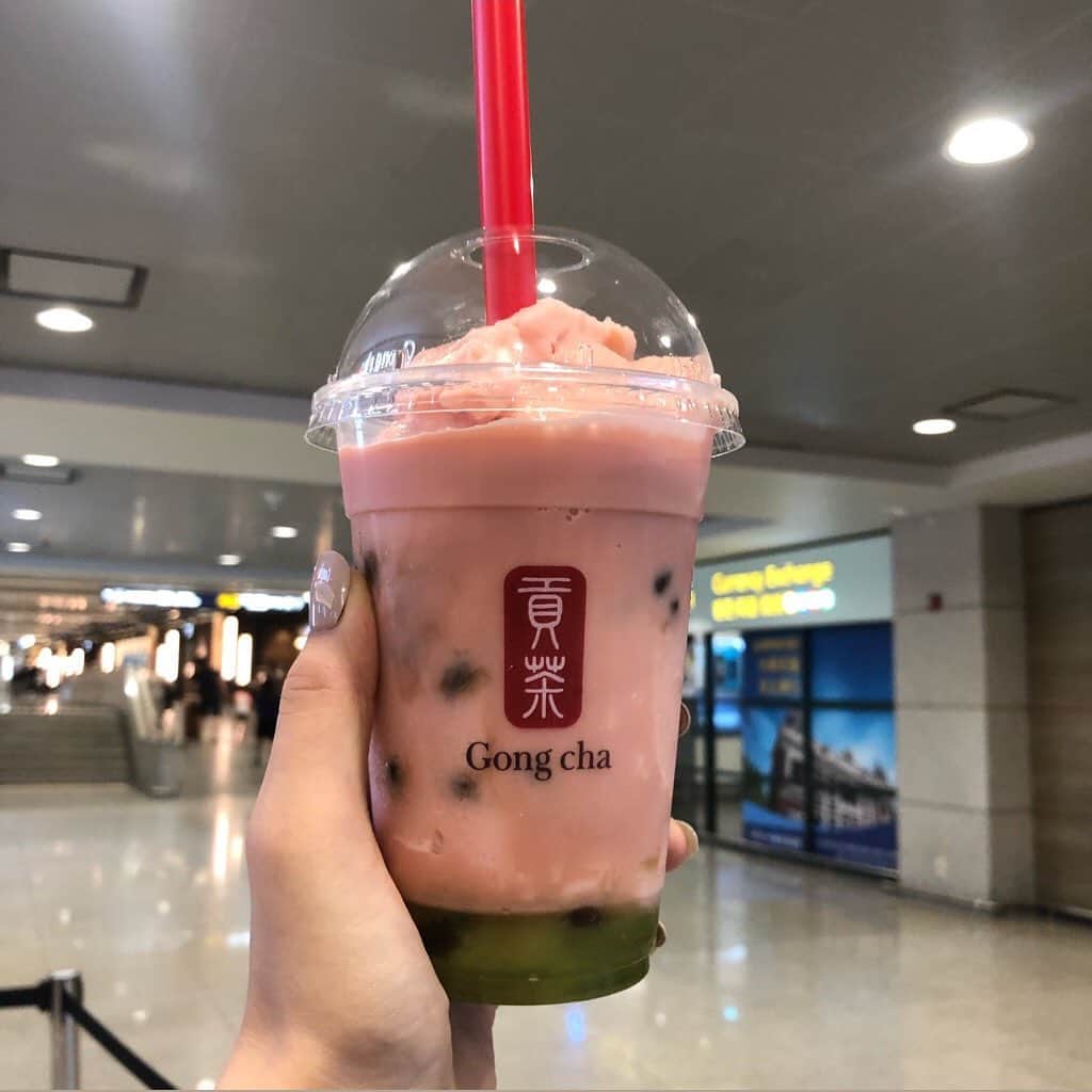 のインスタグラム：「今日からまた写真載せていくね〜💜 . 韓国ゴンチャ🇰🇷 スイカクラッシュ🍉 タネも皮の部分も表現されてて美味しかった:-)) スイカ大好き〜〜😘😘 . #gongcha #공차 #ゴンチャ #韓国旅行」