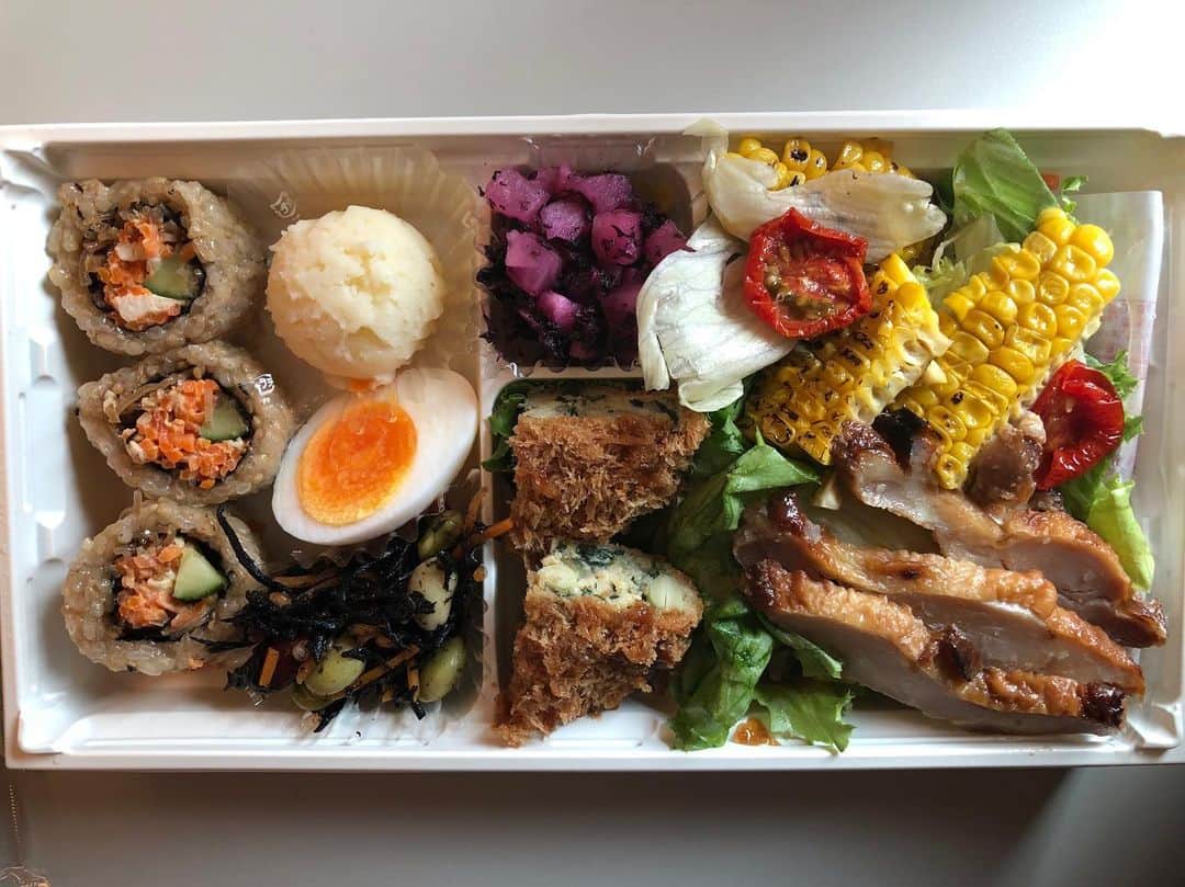 井林辰憲さんのインスタグラム写真 - (井林辰憲Instagram)「. 新幹線の昼間移動  よく食べるのは#RF1セレクト の  #1/2日分野菜夏のSaladabento  高いんですが。  野菜を食べると言うことで。。 #井林ふらり  #国会らいふ」9月3日 12時47分 - ibayashi.tatsunori
