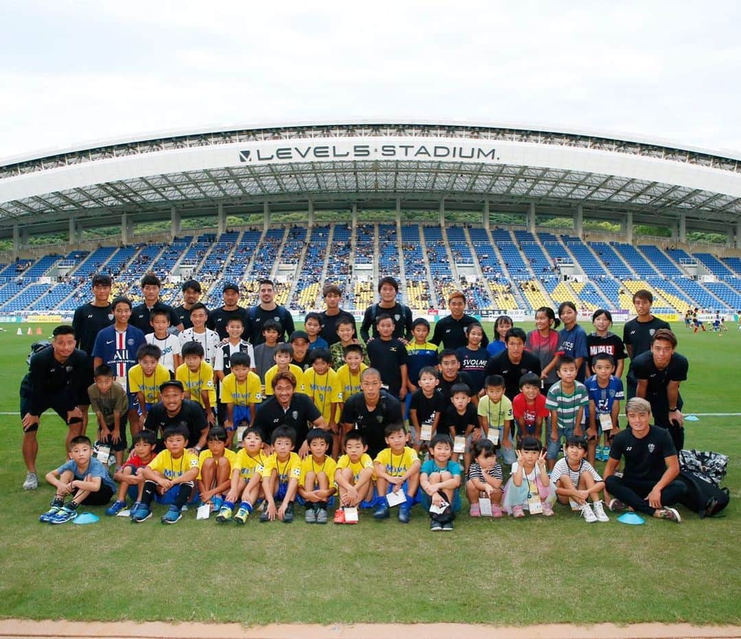 杉山力裕のインスタグラム：「vs愛媛FC 沢山の応援ありがとうございました。 朝倉や東峰村の子供達が来てくれた試合で勝てた事がとても嬉しかったです。石津も退院してみんなが揃った1発目の試合で勝てた事もとても大きかったです。試合に出ていたメンバーの頑張りはもちろんですが、そういうみんなの想いがひとつになったからこその勝利だったと思います。この気持ちを大事にまたひとつずつ前に進んで行きたいと思います。 子供達のバスを出してくれたECOREさんにも感謝しています。ありがとうございました！ #エコア #ECORE #アビスパ福岡 #avispa #福岡一丸 #スマイルプロジェクト #石津大介Tシャツ #サプライズ #フロントのメッセージは力に書いてもらいました #後ろは僕がデザインしました #ISHIZUのUの字を馬の蹄にしました #馬の蹄には幸運を呼び込むという意味があります #星の数も7個でラッキー7 #実際の馬にも蹄鉄を付ける時に7個釘を打つそうです #さっそく幸運を呼び込みましたね #このTシャツのおかげか！笑 #いやいやみんなの頑張りや応援、サポートのおかげ #ありがとうございました」