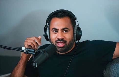 カル・ペンのインスタグラム：「Enjoyed talking about all our weird similarities - this was a lot of fun. Thanks @daxshepard @mlpadman for having me on @armchairexppod. Out now!」