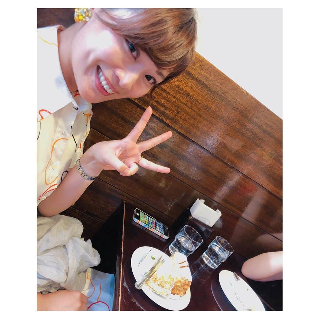 色紙千尋さんのインスタグラム写真 - (色紙千尋Instagram)「先日のumajoランチ💓あ、全員長女でもあります💁‍♀️コースランチでデザートまで食べた後、近くのしろたえでまたケーキ🍰愛子さんはさすが、3こ！！👏✨笑 私もどうしてもレアチーズケーキも食べたかったから2こ💦甘いものなきゃ生きていけないもん仕方ないよね〜🤗 #ランチ #ラメゾンキオイ #赤坂プリンスクラシックハウス #しろたえ #競馬 #長女」9月3日 23時39分 - shikishi_chihiro