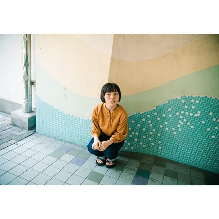 近藤笑菜さんのインスタグラム写真 - (近藤笑菜Instagram)「波にのって🐋🐋🐳 . Photo by Madoka Shibazaki (@shibazakimadoka ) Hair cut by Shoki Otani (Earth is Art ) . #photography #yellow #n #blue」9月3日 23時41分 - emina_kondo
