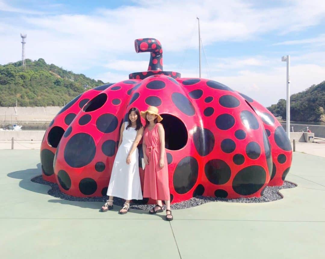 のインスタグラム：「ＮＡＯＳＨＩＭＡ ＤＹＮＡＭＩＴＥ 🤘﻿ ﻿ 黄色と赤が分からなくなるほど﻿ 暑くて面白くて夏を満喫できた直島 ⛵️﻿ ﻿ 船に乗り遅れる悲劇の後も笑顔１００％ ❤︎﻿ 記念撮影出来たことは良かった 🥰 笑﻿ ﻿ #全力姉さんの香川旅行 #直島 #香川旅 #やよい」
