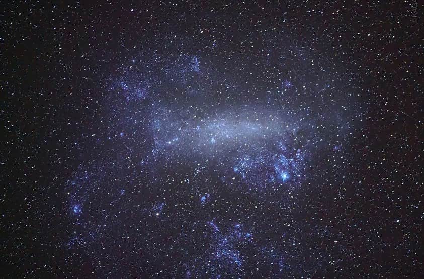 KAGAYAさんのインスタグラム写真 - (KAGAYAInstagram)「オーストラリアの夜空に浮かぶ大マゼラン雲。 南半球では日本で見えないお隣の小さな銀河を見ることができます。 肉眼で雲のように見え、まるでちぎれた天の川のかけら。(先週撮影) １、中央が大マゼラン雲、その右上が小マゼラン雲。明るい星はアケルナルとカノープス ２、大マゼラン雲を望遠レンズで #星空 #オーストラリア #australia」9月3日 22時17分 - kagaya11949