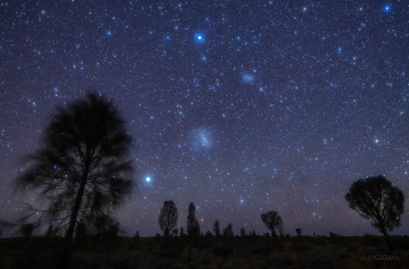 KAGAYAさんのインスタグラム写真 - (KAGAYAInstagram)「オーストラリアの夜空に浮かぶ大マゼラン雲。 南半球では日本で見えないお隣の小さな銀河を見ることができます。 肉眼で雲のように見え、まるでちぎれた天の川のかけら。(先週撮影) １、中央が大マゼラン雲、その右上が小マゼラン雲。明るい星はアケルナルとカノープス ２、大マゼラン雲を望遠レンズで #星空 #オーストラリア #australia」9月3日 22時17分 - kagaya11949