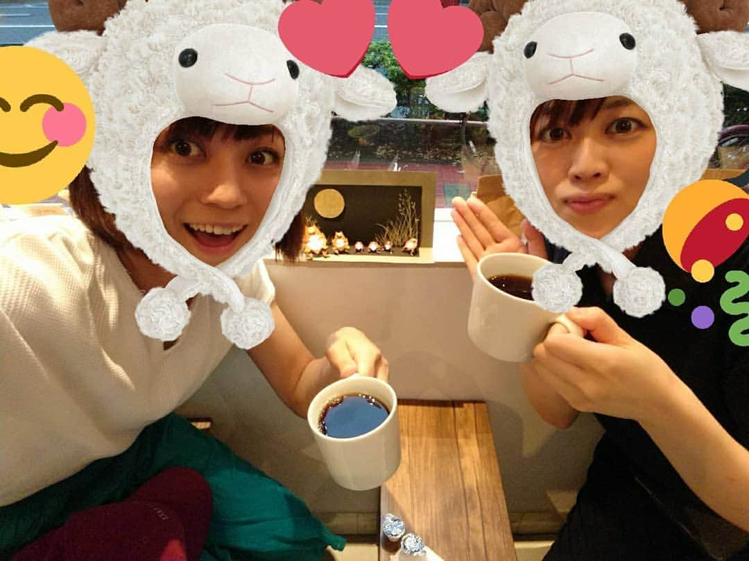 桜花さんのインスタグラム写真 - (桜花Instagram)「コーヒー屋さんで羊に遭遇しました🍀  さわやかで素敵なまろやかな風味＼(^^)／ 街でも山でもコーヒーはやっぱり、うまハピである🍀  #おおた羊  #桜花ひつじ #コーヒー  #ハピピーン #まろやか  #ひつじ」9月3日 22時13分 - mountainohka