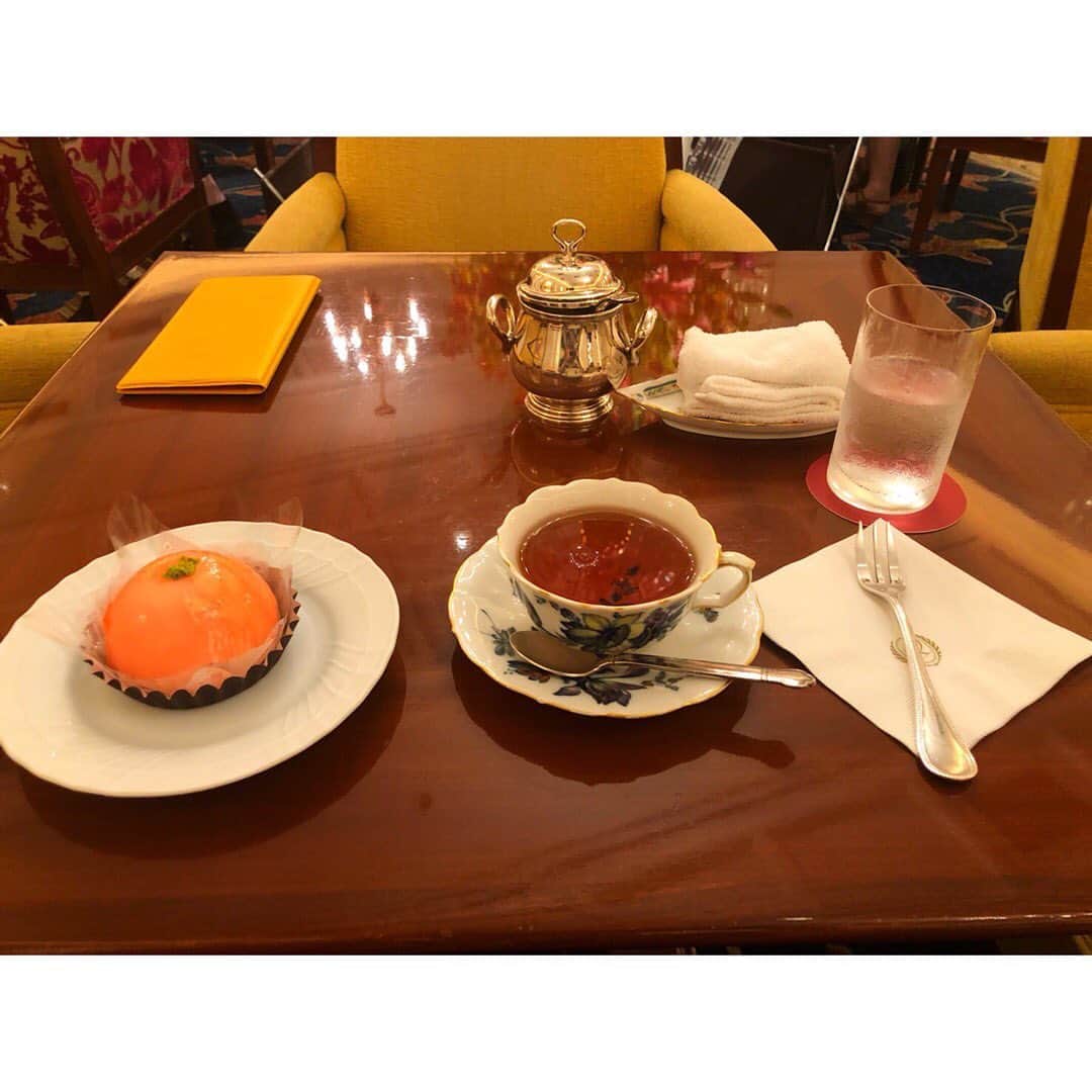 のインスタグラム：「前から行きたかったロイヤルクリスタル銀座に行ってきたぜい！ このお店はアンティークカップで紅茶が飲めることで有名で、来店した方のイメージに合わせて様々なティーカップを出してくれるとか…。 俺はドイツのマイセンのティーカップでした！マイセンは手が届かないからめちゃくちゃ嬉しかった笑笑 ちなみにお店で飲める紅茶は全部マリアージュフレールの紅茶です。 1500円と高く感じると思うけど、おかわりし放題なのでむしろお手頃です！ カップと紅茶を楽しめるのはここだけなので、是非一度行って見てね #紅茶 #紅茶好き #紅茶Butler #mariagefreres #antique #Meissen」