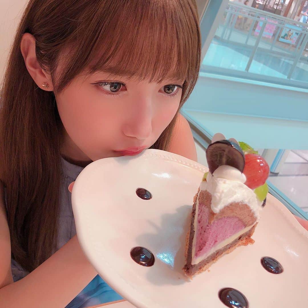 のインスタグラム：「シャインマスカットと 巨峰のタルト😭💕 . 美味しそうすぎてより目😂 . #ootd #スイーツ #sweets #タルト #シャインマスカット #ケーキ」