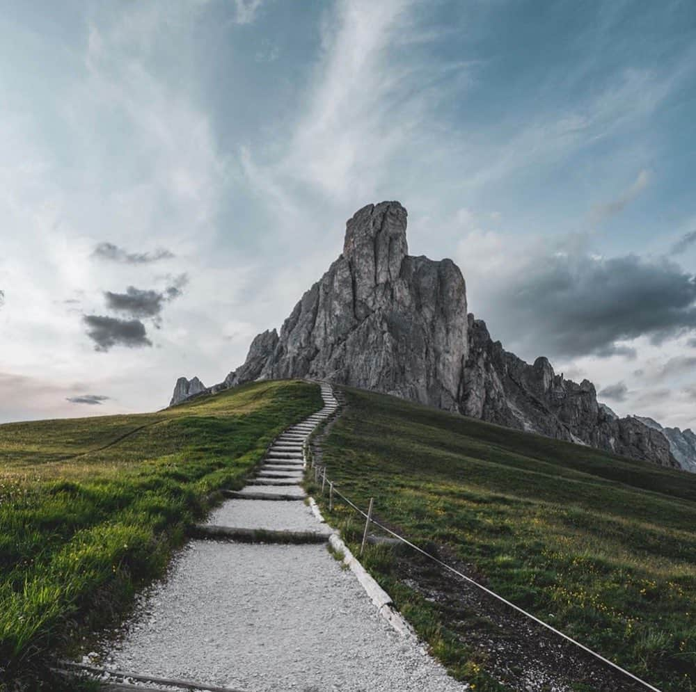 エールフランスさんのインスタグラム写真 - (エールフランスInstagram)「Reaching new heights, feeling the wind on your cheek.  Being free. Atteindre des sommets, sentir le vent sur sa joue. Être libre. 📷 Merci @andrea_cicconi」9月3日 22時26分 - airfrance