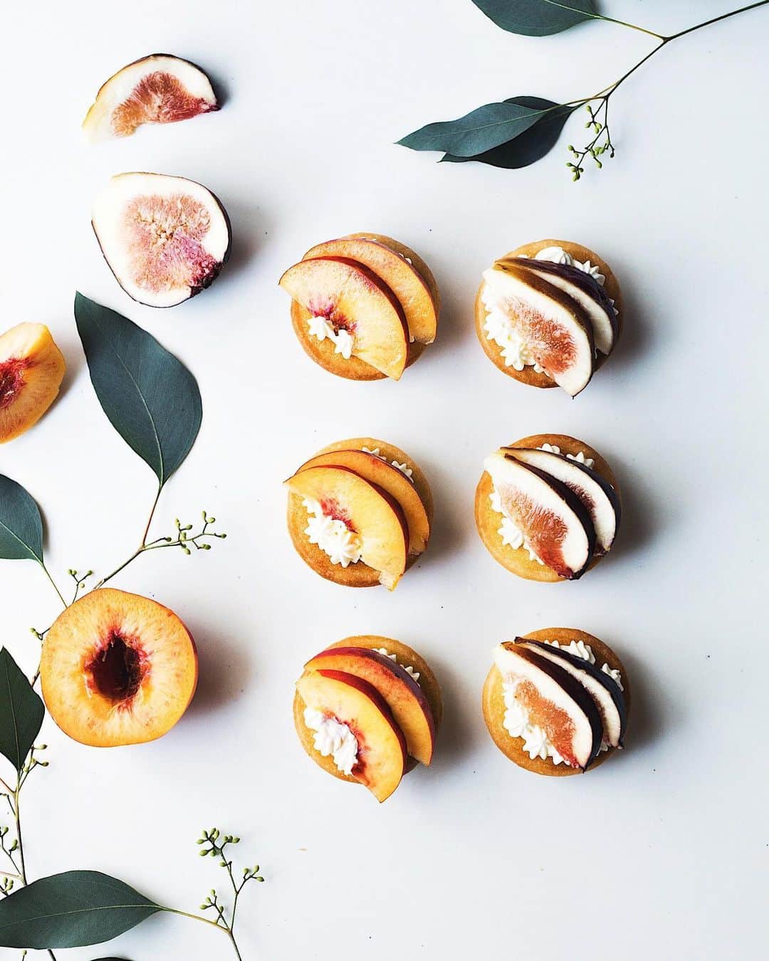 のインスタグラム：「Fig and nectarine mini tarts❤️ #figseason #baking #homemade #fig #tartlets #tart #bakinglove #nectarine  主役の果物を変えるだけで味のバリエーションが楽しめます😋  #タルトレット  #イチジクとネクタリンのタルトレット🥧」