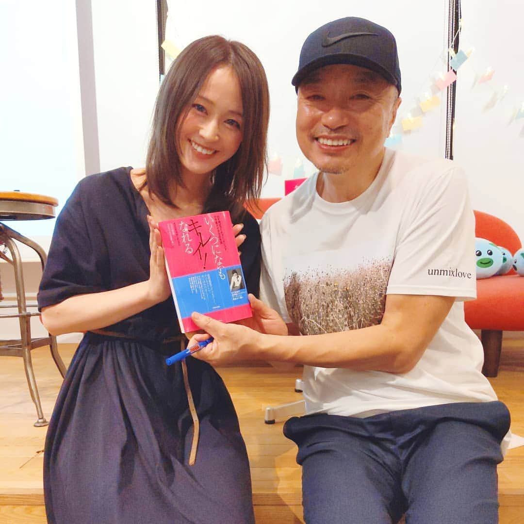 佐野莉子のインスタグラム：「メイクアップアーティスト吉川康雄さんのイベントへ💘⠀ メイクアップショーやトークショー、サイン会など盛りだくさん💫⠀ ⠀ 時代によって変わる美的感覚は多分どんどん洗練されてきてて、今は本当に自由に美容を楽しめる時代😊⠀ こんなメイクの方が似合うとかこんな服の方が似合うとかよりも、自分が良いと思うものとか自分があがるものを楽しんで自信をもつこと🤸⠀ ⠀ 💄メイク前⠀ まずは自分をよーく見ること！そしてクリームでしっかり潤い、顔だけじゃなくて手足や首など抜かりなくツヤをオン。⠀ 💄ファンデ⠀ 鎖骨の真ん中あたりでファンデの色合わせ。⠀ 浮いて見えないように、色味だけじゃなくて質感も自然にしたい。顔全体に均一にファンデをのせる必要はない、素できれいなところはのせなくていい！自肌を活かしたベースメイクがトレンド✨⠀ 💄チーク⠀ 似合わない色なんてない。好きな色を選んで、頬骨・顎ライン上・ほうれい線上にぽんぽんぽんと🍑ブルベイエベとかで同系色を合わせると間違いないけど、反対色は少量で雰囲気変えられる楽しみがある。⠀ 💄アイメイク シャドウも好きな色で。⠀ 今回はキッカクリスマスコレクション🎅⠀ ビューラーして、まつげは根本太めで毛先に行くほど細くなるようにジグザグ塗り。まつげの間を埋めるアイライン。⠀ 💄アイブロウ⠀ 眉毛をとかす。自眉を活かして自然な眉作り。モデルの林田さんはダークブラウンな瞳、黒髪に合わせて赤みのないブラウン、かなり薄いブラウン？ほぼベージュ？で軽く陰をつけたぐらい。ヘアセットするようにアイブロウジェルでセットする✨⠀ ⠀ ナチュラルメイクとはまた違うと思うけど何て言えば良いのかわからん👀⠀ めちゃめちゃピュアで美しかったー♥️⠀ ⠀ ⠀ 顔って言っても部分的に乾燥してたり調子が良かったり、部分によっても日によっても全然状態が違うから、ちゃんと自分と向き合ってメイクしようと心がけるようになりました💫⠀ ⠀ あと唇薄いとかコンプレックスもちゃんと知るのが大事ってあらためて🙆🙆⠀ ⠀ CHICCAはいつもつけたときのそのナチュラルな色味、質感に驚きがある大好きなブランド🙆⠀ 吉川さんがブランドクリエイターを退任するのはさみしいけど、また新しい形でそのセンスに触れることができるのは本当に楽しみ💓 ⠀ ⠀ unmixlove💘⠀@unmixlove https://unmixlove.com/⠀ unmixlove.com」は、世界のトップメイクアップアーティストとして活躍する吉川康雄氏が発信する新メディアで、“unmixlove”をコンセプトに、きれいのために必要なものを探している人たちへ向けたコンテンツを発信していきます。⠀ ⠀ #unmixライブ #unmixlove #biteki #キッカがくれたもの #CHICCA #吉川康雄 #メイクアップアーティスト #メイク #コスメ #chiccaがくれたもの #美的 #センスがいい #ナチュラルメイク #スマートニュース #スマニュー #長田杏奈 #林田岬優 #yasuoyoshikawa #キッカ #クリスマスコフレ ⠀ @bitekicom @yasuoyoshikawa」