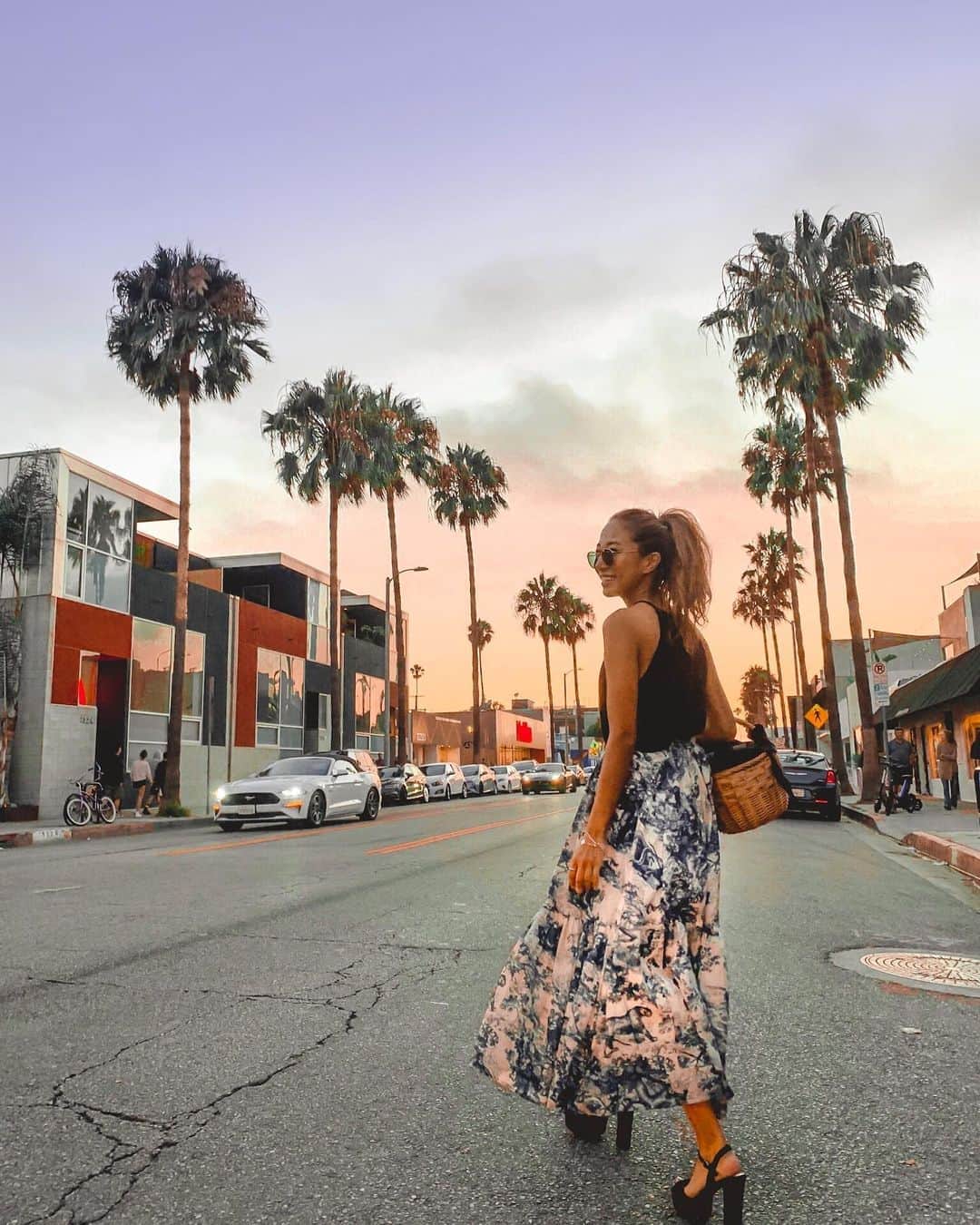 のインスタグラム：「Magic hour🌙 ・ LAの一番好きな時間。毎日こんな空。  #outfit #me #abbotkinney #私服 #shopping #reformation #outfit #love #culvercity #platformculvercity #LA #LAlife  #california #californialove #lastory #california_igers #losangelesfashion #🇺🇸 #ロサンゼルス #カリフォルニア #dior」