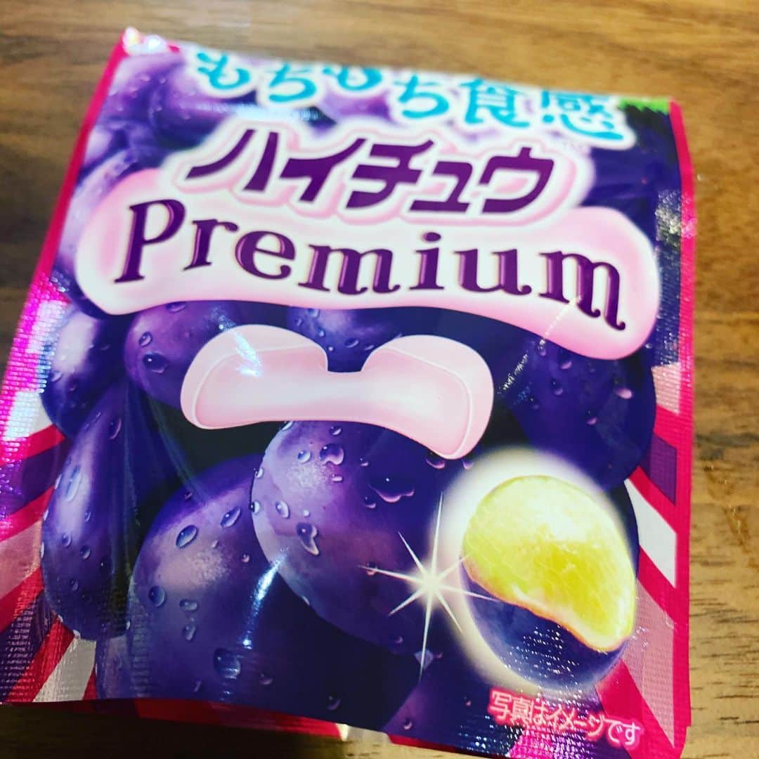 naoのインスタグラム：「ハイチュウpremiumがうますぎてとまりません。すぐになくなりそう(^_^;)。」