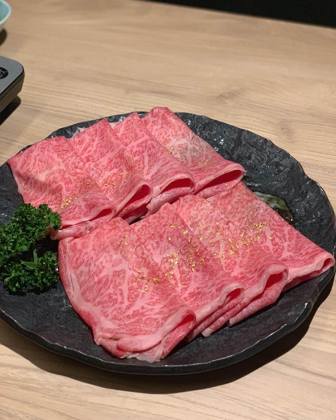 榊本麻衣さんのインスタグラム写真 - (榊本麻衣Instagram)「♡♡ . . こんな時間の食テロいきまーすっ🤤🥩笑 . . この間はみかと @tsumabira_shinjuku さんに 美味しいしゃぶしゃぶを食べに行ってきました💋 . . 前菜から素敵すぎる🥺✨ 美味しいし、見た目も素敵💗 . . なんといってもこのしゃぶしゃぶのお肉💓 最高すぎたっ😭❤️ . とろけたっ💜 . . 食いしん坊な2人は但馬牛のお肉を 追加注文しちゃいましたっ🤭💗笑 . . こんなに霜降ってても ぜんぜん重たくなくて ぺろっと食べちゃった🥰✨笑 . . 美味しすぎたからまた食べたいなぁ😚💗笑 . . #新宿 #しゃぶしゃぶ #美味しい #とろけた #お肉 #食テロ #牛しゃぶ #新宿ディナー #mai___food #新宿グルメ #しゃぶ匠一二 #絶品グルメ #グルメ #グルメ女子 #肉食女子 #和牛 #但馬牛 #ローストビーフ」9月3日 22時33分 - maipipii