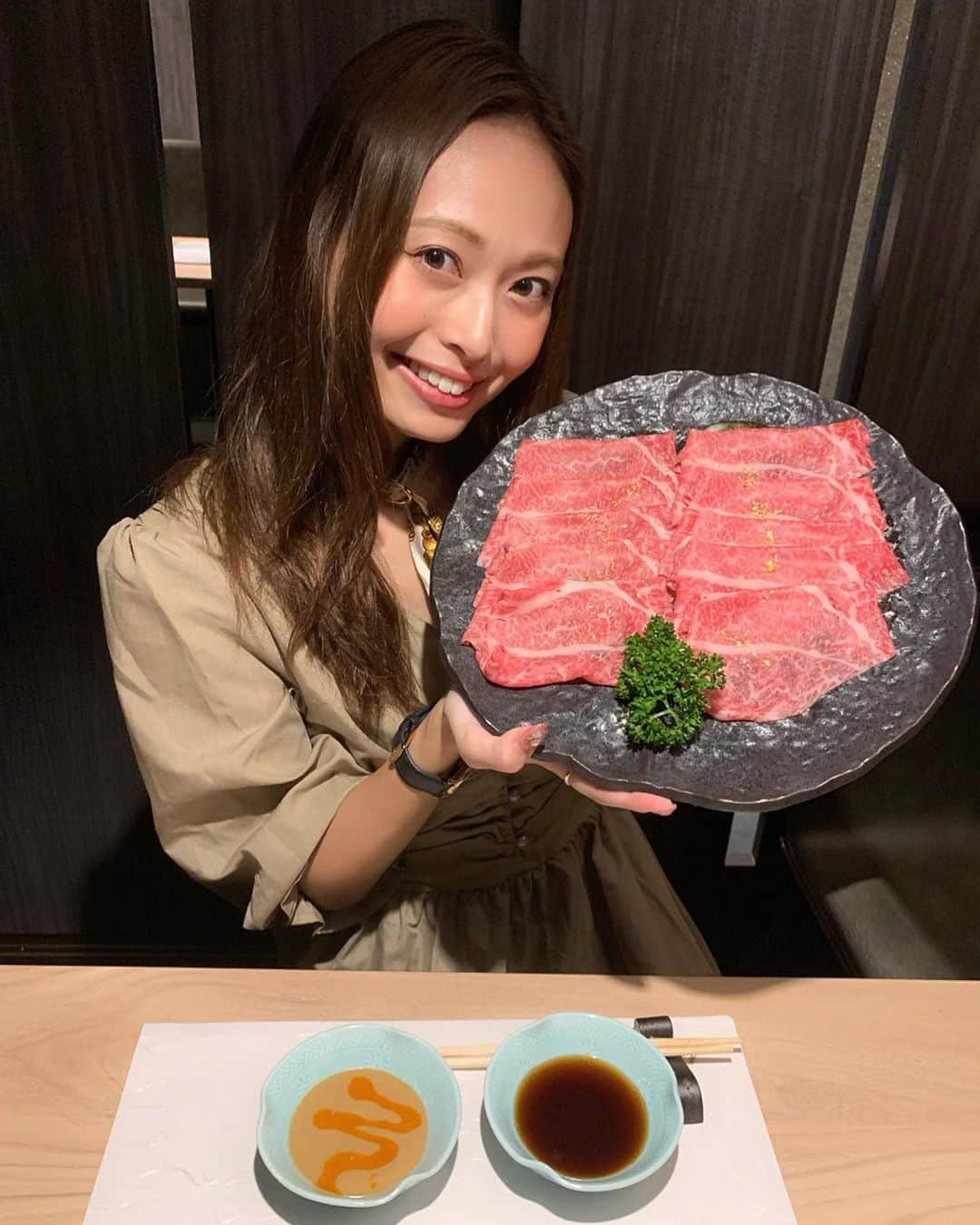 榊本麻衣さんのインスタグラム写真 - (榊本麻衣Instagram)「♡♡ . . こんな時間の食テロいきまーすっ🤤🥩笑 . . この間はみかと @tsumabira_shinjuku さんに 美味しいしゃぶしゃぶを食べに行ってきました💋 . . 前菜から素敵すぎる🥺✨ 美味しいし、見た目も素敵💗 . . なんといってもこのしゃぶしゃぶのお肉💓 最高すぎたっ😭❤️ . とろけたっ💜 . . 食いしん坊な2人は但馬牛のお肉を 追加注文しちゃいましたっ🤭💗笑 . . こんなに霜降ってても ぜんぜん重たくなくて ぺろっと食べちゃった🥰✨笑 . . 美味しすぎたからまた食べたいなぁ😚💗笑 . . #新宿 #しゃぶしゃぶ #美味しい #とろけた #お肉 #食テロ #牛しゃぶ #新宿ディナー #mai___food #新宿グルメ #しゃぶ匠一二 #絶品グルメ #グルメ #グルメ女子 #肉食女子 #和牛 #但馬牛 #ローストビーフ」9月3日 22時33分 - maipipii