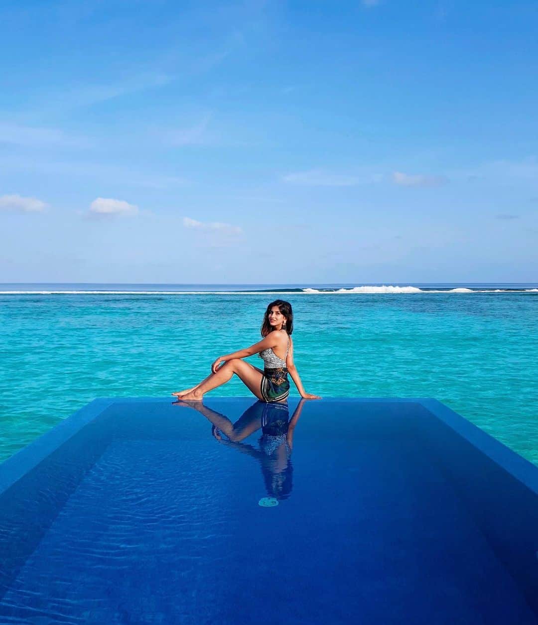 Sakshi Malikさんのインスタグラム写真 - (Sakshi MalikInstagram)「Sky, sea, pool & me 💙 #infinitypool」9月3日 22時34分 - sakshimalikk
