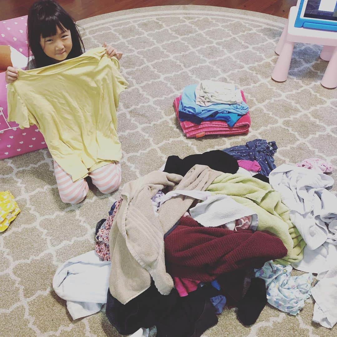 フロリダさえさなのインスタグラム：「Sae folding laundry 🧺✨Big help 👍 ハリケーンで休校中🏫お洗濯たたむの手伝ってくれてます😊 #konmari #foldingclothes #foldinglaundry」