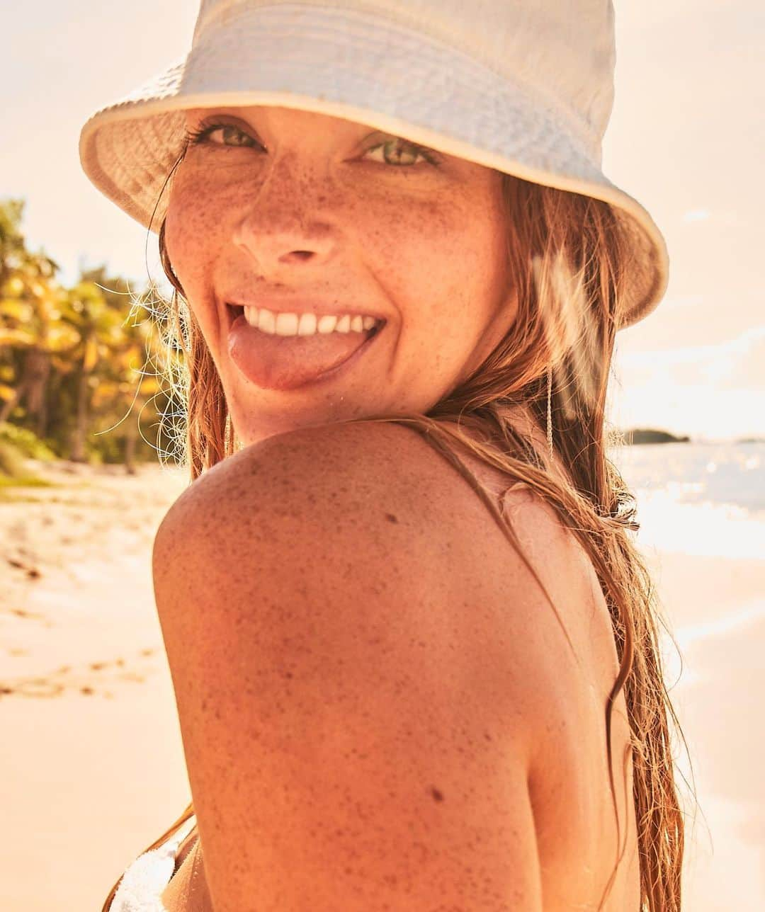 ベン・ワッツさんのインスタグラム写真 - (ベン・ワッツInstagram)「Back at it this week ...... @camillekostek on set last week in the #bahamas @swimsuitsforall #summer19 #smiles #beach #benwatts #shhhhh」9月3日 22時30分 - wattsupphoto