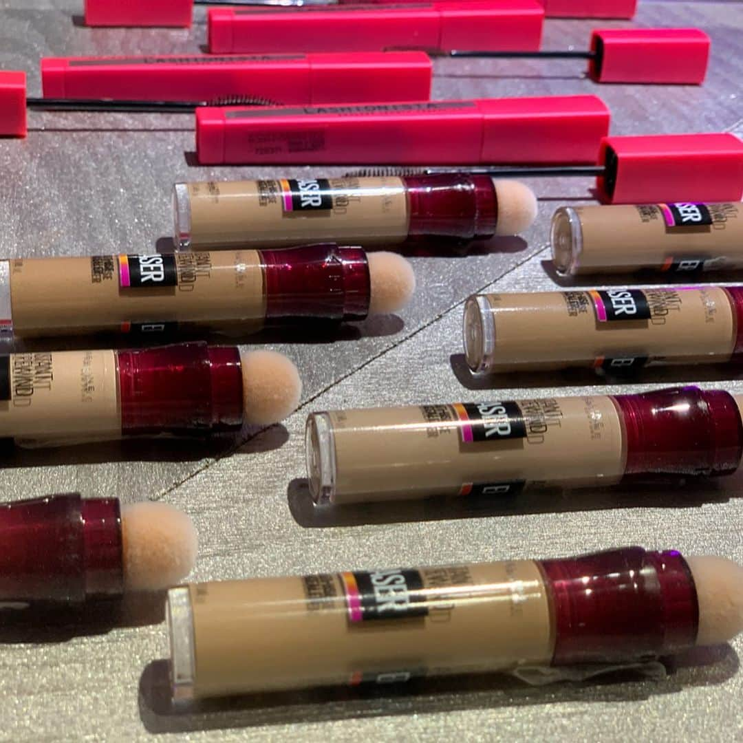 梅野舞さんのインスタグラム写真 - (梅野舞Instagram)「先日、NEW YORK FASHION WEEK in maybellin japan 💄 メイベリンハウスへ ・ ・ 世界中が注目するファッションの祭典 NEY YORK FASHION WEEKに合わせて、  ニューヨークのスタイルと遊び心を 日本でも体感できる オシャレな空間。  メイクアップショーでは アイテムの効果的な使い方を披露してもらいました。  コンシーラーの使い方 アイシャドーやアイライナー リップとかわいいもかっこいいも なりたい自分を思いのままに表現できるブランド💋  インスタントコンシーラーは ポンポンと置くようにのせたら指でなじませるだけ、綺麗にお肌がカバーされ、  自分のお肌に合うカラーの他に ハイライトやシェーディングにも使えるため 何本も集めたくなるアイテム！  LASHIONISTA 人気のマスカラは 長さとボリュームをしっかり出すことができ 印象的な目元に仕上げてくれる  SUPER STAY MATTE INK リップ好きの私にはたまらない。  この、リキッドで彩る 主役級リップ唇 鮮やかでマット  塗りたての仕上がりが長時間続く  高発色インクフォーミュラで 見たまま発色💋  色々なカラー集めて その日の気分で楽しみたい！  メイベリンのアイテムの魅力が詰まった空間で♡♡ 最新デジタルコンテンツも楽しめました♬  @maybelline @maybelline_house  #mnyfashionweek#maybelline#maybellinejapan#メイベリン#メイベリンハウス#メイクアップ#make#cosmetics #cosme#コンシーラー#マスカラ#マットリップ#beauty#beautygram #instagram#instagood#instabeauty」9月3日 22時35分 - mai.umeno