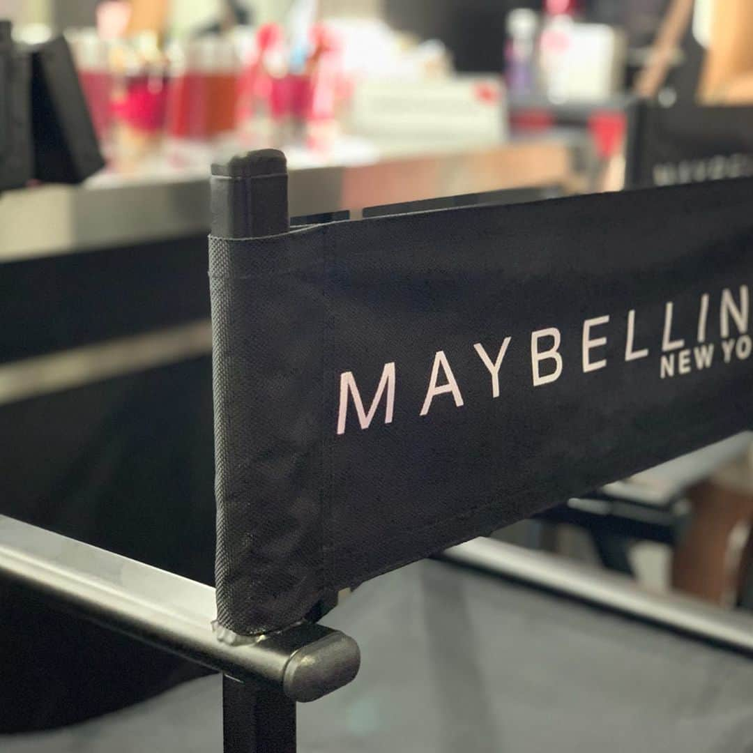 梅野舞さんのインスタグラム写真 - (梅野舞Instagram)「先日、NEW YORK FASHION WEEK in maybellin japan 💄 メイベリンハウスへ ・ ・ 世界中が注目するファッションの祭典 NEY YORK FASHION WEEKに合わせて、  ニューヨークのスタイルと遊び心を 日本でも体感できる オシャレな空間。  メイクアップショーでは アイテムの効果的な使い方を披露してもらいました。  コンシーラーの使い方 アイシャドーやアイライナー リップとかわいいもかっこいいも なりたい自分を思いのままに表現できるブランド💋  インスタントコンシーラーは ポンポンと置くようにのせたら指でなじませるだけ、綺麗にお肌がカバーされ、  自分のお肌に合うカラーの他に ハイライトやシェーディングにも使えるため 何本も集めたくなるアイテム！  LASHIONISTA 人気のマスカラは 長さとボリュームをしっかり出すことができ 印象的な目元に仕上げてくれる  SUPER STAY MATTE INK リップ好きの私にはたまらない。  この、リキッドで彩る 主役級リップ唇 鮮やかでマット  塗りたての仕上がりが長時間続く  高発色インクフォーミュラで 見たまま発色💋  色々なカラー集めて その日の気分で楽しみたい！  メイベリンのアイテムの魅力が詰まった空間で♡♡ 最新デジタルコンテンツも楽しめました♬  @maybelline @maybelline_house  #mnyfashionweek#maybelline#maybellinejapan#メイベリン#メイベリンハウス#メイクアップ#make#cosmetics #cosme#コンシーラー#マスカラ#マットリップ#beauty#beautygram #instagram#instagood#instabeauty」9月3日 22時35分 - mai.umeno