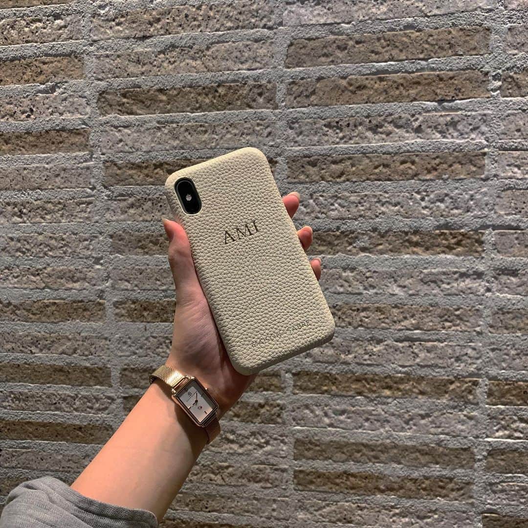 前田亜美のインスタグラム：「. . 新しいスマホカバー¨̮. . 名前入り。こういう時3文字でバランス良くてよかったって思う。しかもA好きなの。. . . . 犬の名前とかでもいいよね🤤. . . @maisondesabre」