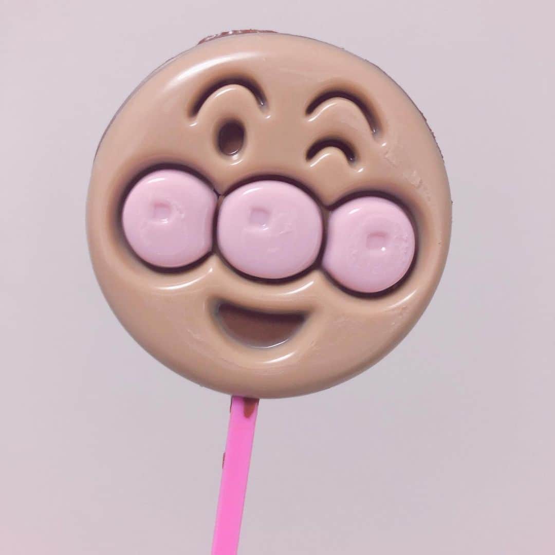 安陪恭加のインスタグラム：「アンパンマンおいしい🥺  #アンパンマン #チョコ」