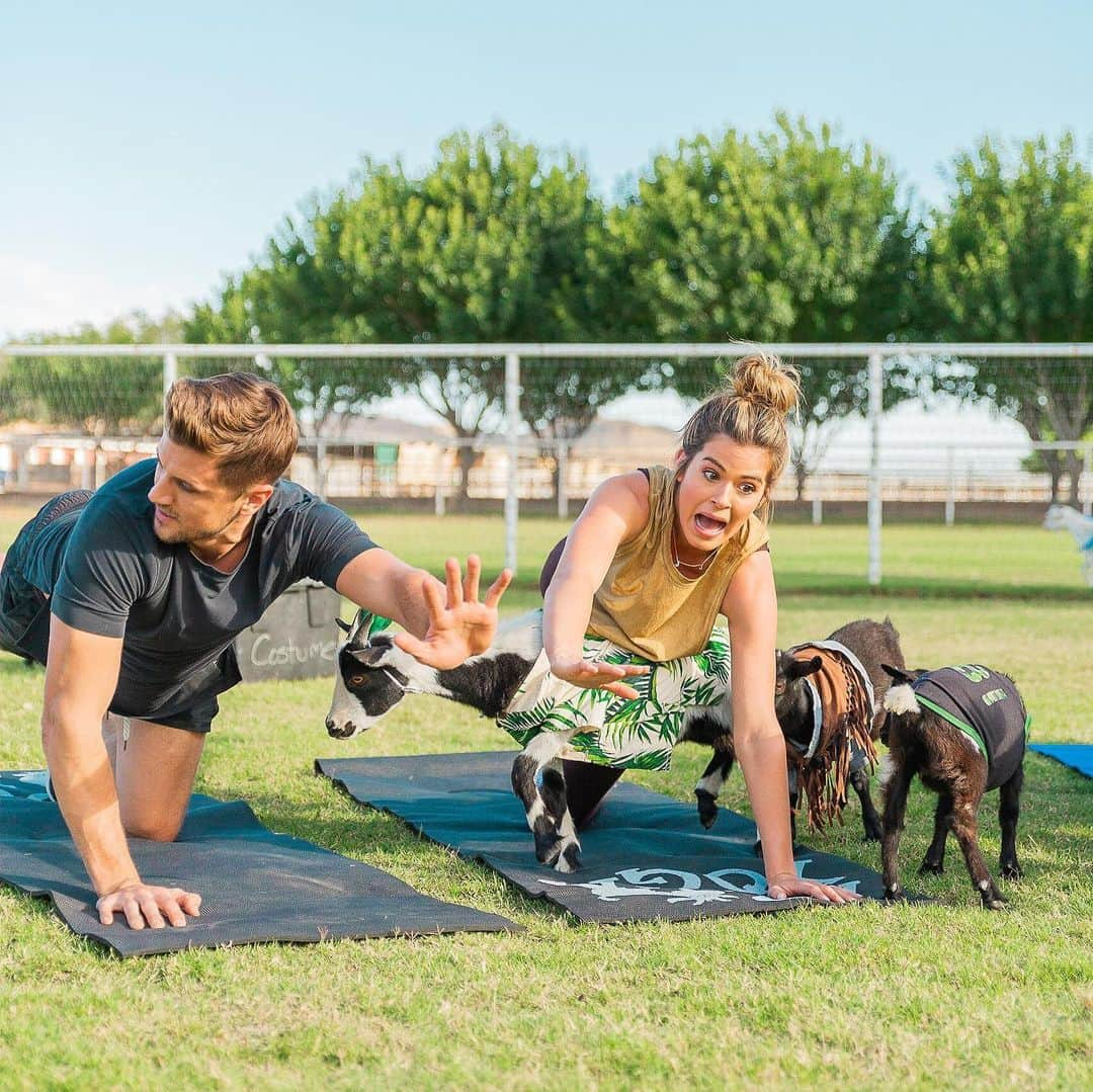 ジョーダン・ロジャースさんのインスタグラム写真 - (ジョーダン・ロジャースInstagram)「JoJo is gonna kill me for posting these 😂🤷🏽‍♂️ but her facial expressions are TOO FUNNY. Oh well, enjoy! We do Goat Yoga tonight on #CashPad, which is apparently a thing, you’re gonna want to watch this episode! (10/9c on CNBC for those of you living under a rock the past 7 weeks)」9月3日 22時39分 - jrodgers11