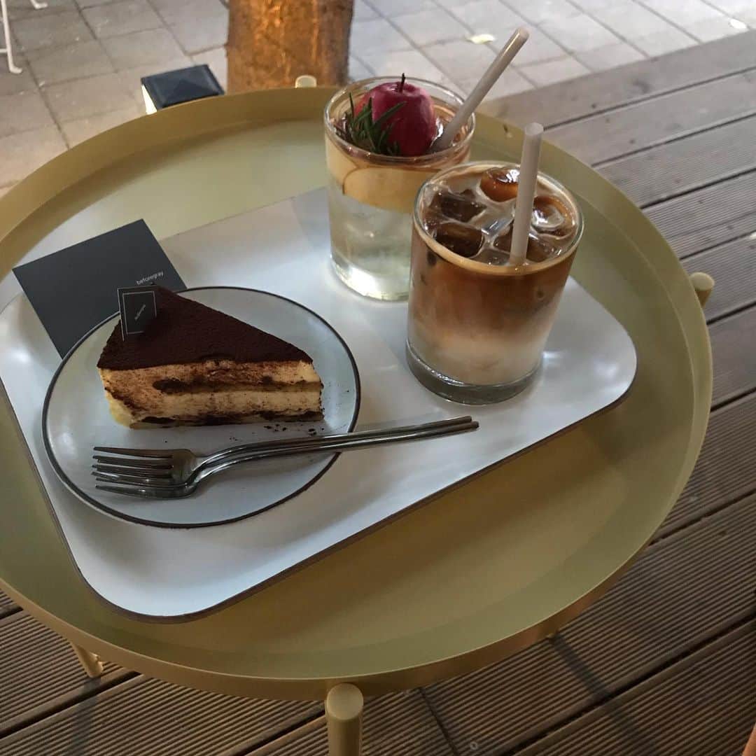 後藤夕貴のインスタグラム：「ㅤ ㅤ ㅤ ＿＿＿＿＿＿＿ #cafe #いつかのカフェ #카페 #카페스타그램 #소울 #사과」