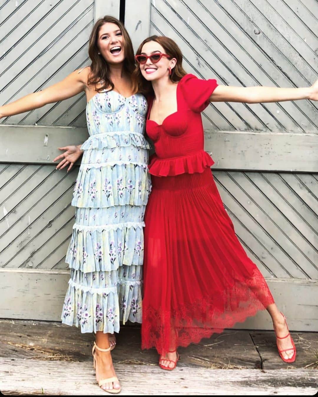 SELF PORTRAITさんのインスタグラム写真 - (SELF PORTRAITInstagram)「Perfect wedding attire. @zoeydeutch attended a wedding wearing our SHORT SLEEVE CHIFFON MIDI DRESS while a friend wore the TIERED FLORAL LACE PRINTED CHIFFON DRESS. So cute!」9月3日 22時44分 - mrselfportrait