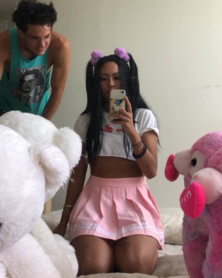 エイミー・ファムのインスタグラム：「1. i keep all the stuffed animals @rudyrudyrudyrockineverywhere gets for me because i am a child and a low key high key hoarder  2. this was a sailor chibi moon inspired look that i realize would’ve made 100% a lot more sense if i had a pink wig  3. i didnt have one and i already took this award winning content so here we are *awkward smiles*」