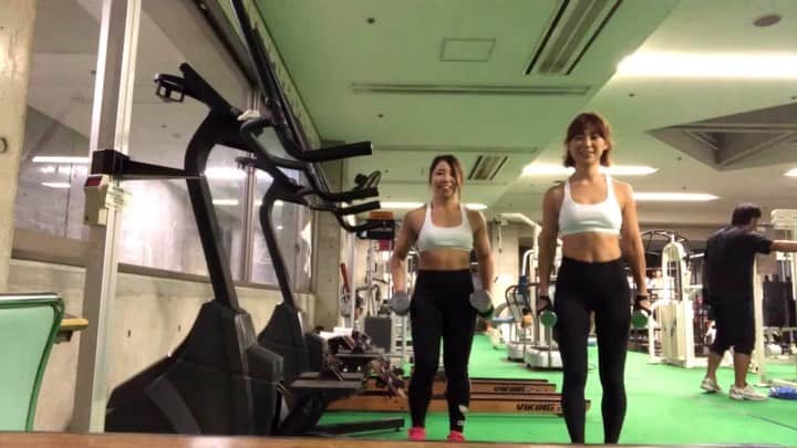 mizuのインスタグラム：「筋肉姉さんと筋肉体操 それでは今日は肩トレでーす！ ・ 今日限りで打ち切りの可能性大🤣 ・ #bbj #ベストボディジャパン #筋トレ #筋トレ女子 #メリハリボディ #美ボディ #ボディメイク #腹筋女子 #美尻 #尻トレ #アンチエイジング #40代 #フィットネス #トレーニング #食事管理 #ダイエット #diet #減量」