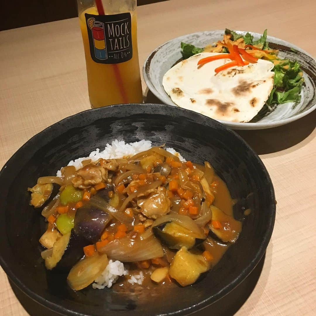 鶏っくHEPナビオさんのインスタグラム写真 - (鶏っくHEPナビオInstagram)「本日のまかない【夏野菜のカレーと自家製ナン】🍛 . #カレー#野菜#肉#鶏肉#鶏っく#梅田#居酒屋#焼き鳥#チーズタッカルビ#チョアチキン#唐揚げ#チキン南蛮#飲み会#ビール#大阪#大阪グルメ#大阪観光#浦和レッズ#ガンバ大阪」9月3日 23時00分 - trickhepnavio