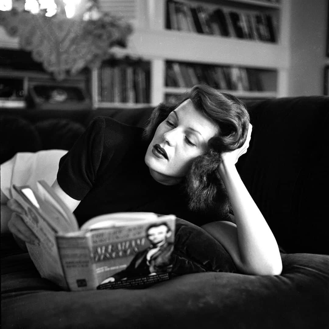 lifeさんのインスタグラム写真 - (lifeInstagram)「LIFE legend Rita Hayworth reading the Modern Library edition of 'The Life and Writings of Abraham Lincoln' at home in 1947. (John Florea—The LIFE Picture Collection/Getty Images) #LIFElegends #VintageLIFE #RitaHayworth」9月3日 23時01分 - life