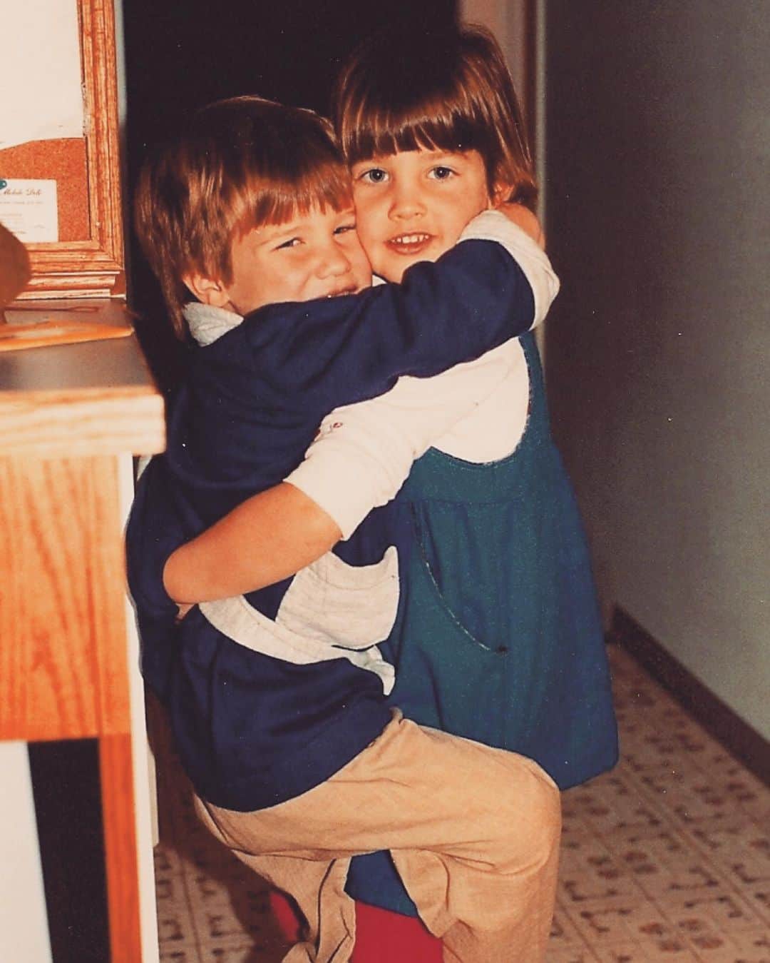 コビー・スマルダーズのインスタグラム：「This is me and my bro circa 1988.  I’m joining together with #onevidaatatime and my lady love @gloriakellett in this Hug Challenge. I also (and you should too!) gave  some 💵 to their charity directly, link in bio.  Currently Immigrant detainees, including young children, are being deprived of the most basic human needs: Running water, clean clothes, adequate food, healthy sleep, and beds. Experts have called the conditions at these detention centers, where children are separated from their parents, "worse than jail" and compared them to "torture facilities.” These young ones are not allowed to receive hugs or any physical contact from caretakers — or even one another. This has the potential to create severe trauma. We all use hugs as a way to comfort, to encourage, to create warmth, and to heal.  Join the #OneVidaAtaTime HUG CHALLENGE to foster empathy and raise funds for www.immigrantfamiliestogether.com an organization which offers comprehensive support to asylum seekers once they are released: Housing, clothing, and a path to reunite with their loved ones.  Unidos en la Lucha」