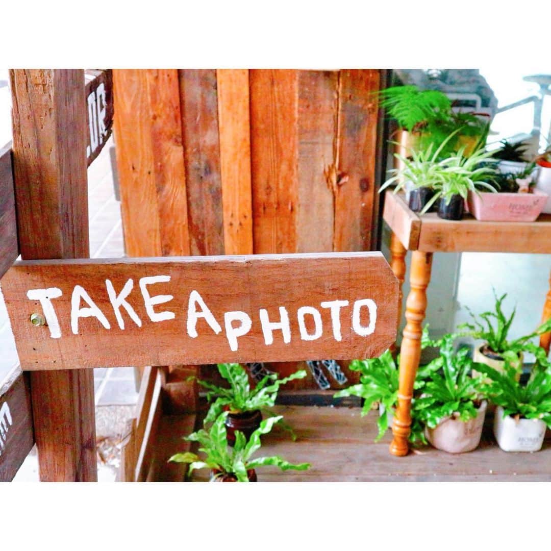 のインスタグラム：「🍵 #まちゃの台中🍄 の写真残りあと少し‼️‼️ . 4日間の写真を3カ月間に渡って載せるのは 本当に多すぎますよね😅 . 台中のいいところは 普通に街を歩いていると 映えな場所(壁)がいっぱいあるところです✨ . 賑やかですが、首都じゃないので 人はそんなに多くないですし カフェとかもちょっと広くできます のんびりできる場所なんです💓 . 私のインスタの投稿を見て 台中のことをもっと好きになってもらえたらなと思います * * * * * * * * * * * * . 台中的照片 還剩下一點點‼️‼️ . 明明才回去4天 卻花了3個月發照片 我真的不小心拍太多了😅 . 台中雖然熱鬧，但不是首都 所以沒有那麼擁擠，咖啡店也比較寬敞 是個適合慢慢度過一天的好地方💓 . 希望大家看了我的投稿後 能夠更喜歡台中 . . 【#まちゃの台中🍄】 📍#台中一中街 #一中商圈 #映えな壁 #台灣 #台湾 #台湾旅行 #台中 #台中旅行 #台中景點 #Taiwan #taiwantravel #Taichung #taichungtravels」