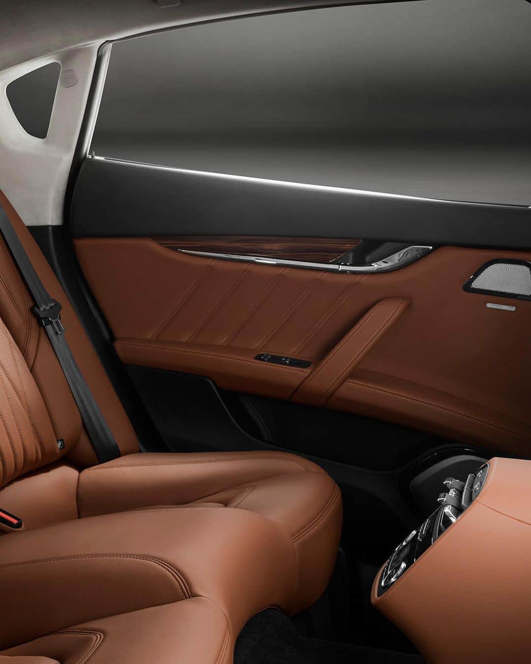 マセラティさんのインスタグラム写真 - (マセラティInstagram)「Evocative interiors, for those who enjoy indulging in natural leather and the finest audio system, provided by Bowers & Wilkins.  #MaseratiQuattroporte #Maserati」9月3日 22時57分 - maserati