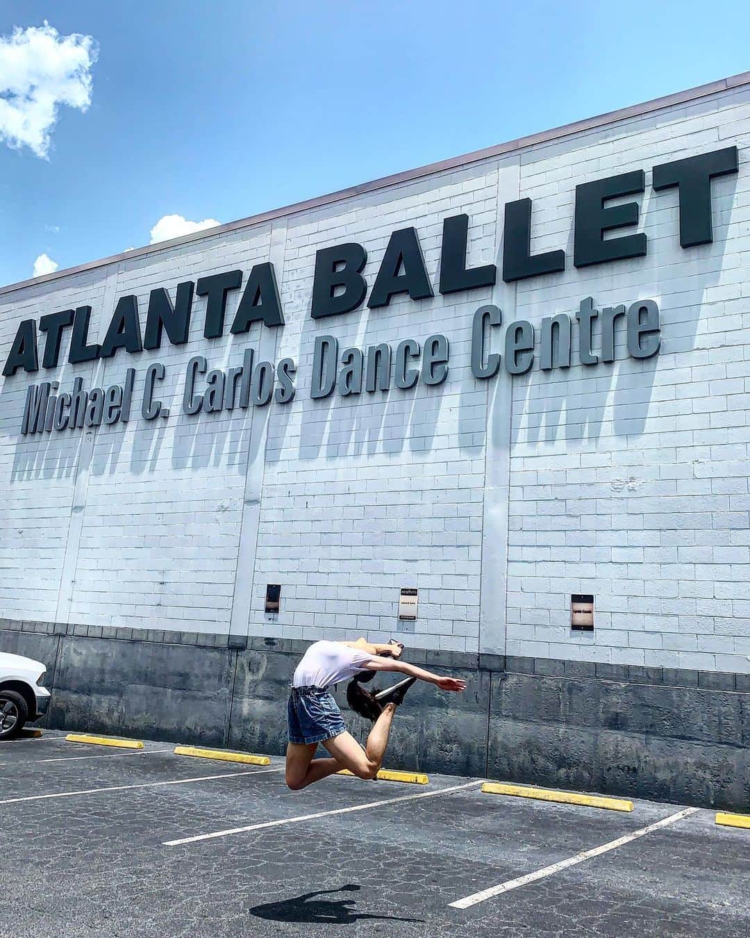 のインスタグラム：「. I’m so excited to say that I will be joining Atlanta Ballet II this season!! I am beyond grateful to all my teachers in cheng ballet, and my family. Thank you to everyone around me that has lead me to this opportunity and many more ahead. . . to my school friends: As some of you may already know, I will be withdrawing from UWC after this week then flying out of Singapore on the 8th September. I’m sorry that I only said this last minute but I hope we can keep in touch and see each other whenever possible :) All the best for IB hehe (｡･ω･｡)」